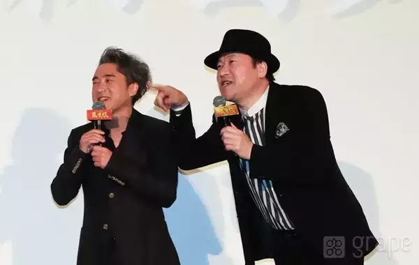 「「さっきから気になっているのは…」　舞台挨拶中の佐藤二朗が、観客席を指さして？」の画像