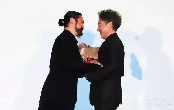 「「さっきから気になっているのは…」　舞台挨拶中の佐藤二朗が、観客席を指さして？」の画像