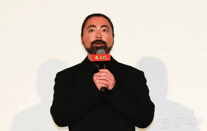 「さっきから気になっているのは…」　舞台挨拶中の佐藤二朗が、観客席を指さして？