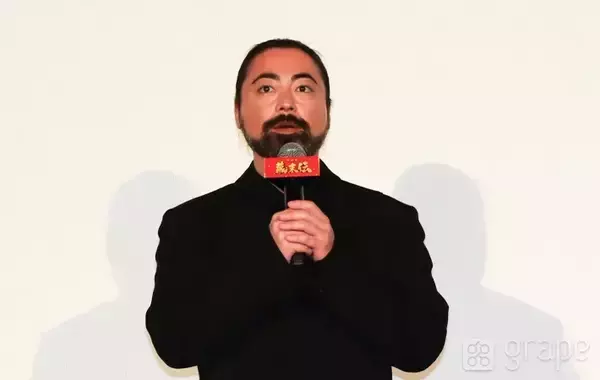 「「さっきから気になっているのは…」　舞台挨拶中の佐藤二朗が、観客席を指さして？」の画像