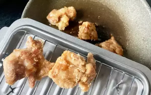 「鶏肉に片栗粉をまぶして…　絶品おかずに「家族が大喜び」「これで十分かも」」の画像