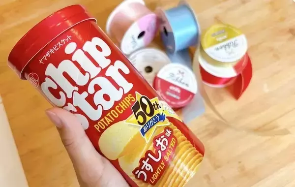 「チップスターの空き箱、捨てないで！　意外な収納技に「これこそシンデレラフィット！」」の画像