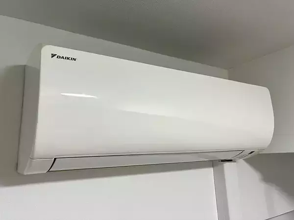「エアコンは『つけっぱなし』のほうが安い？　電気店の解説に「ありがたい」「助かります！」」の画像