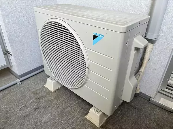 「エアコンは『つけっぱなし』のほうが安い？　電気店の解説に「ありがたい」「助かります！」」の画像