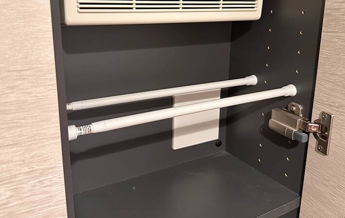 100均の突っ張り棒にすのこをのせるだけ！　1分で玄関の収納スペースが拡張するアイディアに「実践します」