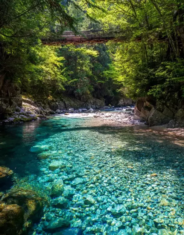 「長野の山奥に実在する『宝石の渓谷』　写真家が捉えた水面の様子に「本当にきれい」「絶対行きたい」」の画像