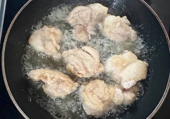 鶏モモ肉に『20g』まぶすだけ　下味いらずの唐揚げが「想像以上」「何個でもいける」