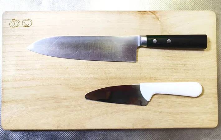 セリアで見つけた『小さい包丁』キュウリやウインナーを切ると？