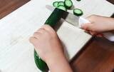 「セリアで見つけた『小さい包丁』キュウリやウインナーを切ると？」の画像6