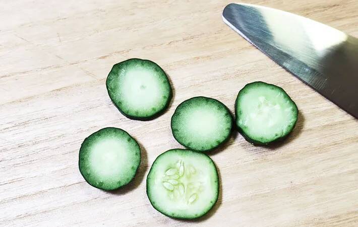 セリアで見つけた『小さい包丁』キュウリやウインナーを切ると？