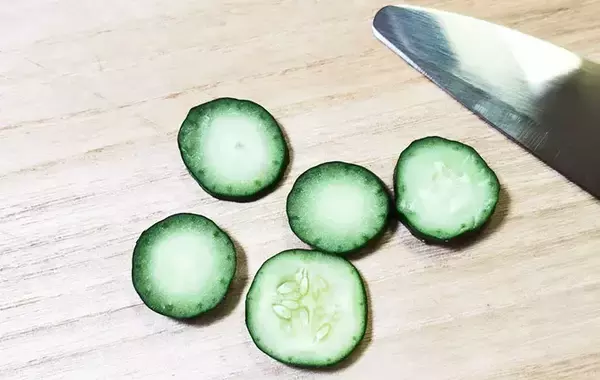 「セリアで見つけた『小さい包丁』キュウリやウインナーを切ると？」の画像
