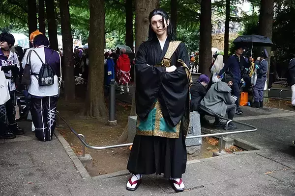 「柱でも鬼でもない！『鬼滅』ファン騒然の、意外なキャラのコスプレが話題に【池ハロ2025】」の画像