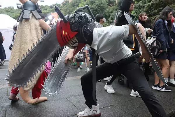 「柱でも鬼でもない！『鬼滅』ファン騒然の、意外なキャラのコスプレが話題に【池ハロ2025】」の画像