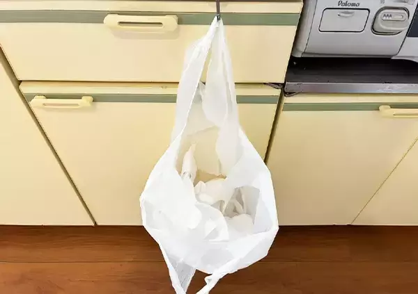 「捨てないでよかった！　アルミホイルの芯に穴を開けると…「めっちゃ便利」【収納技】」の画像