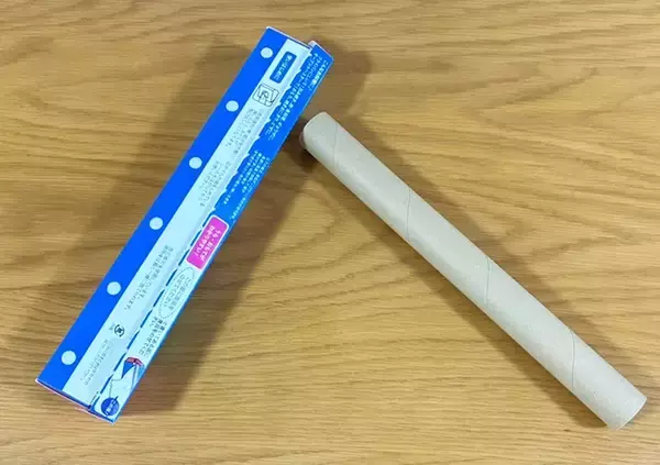 「捨てないでよかった！　アルミホイルの芯に穴を開けると…「めっちゃ便利」【収納技】」の画像