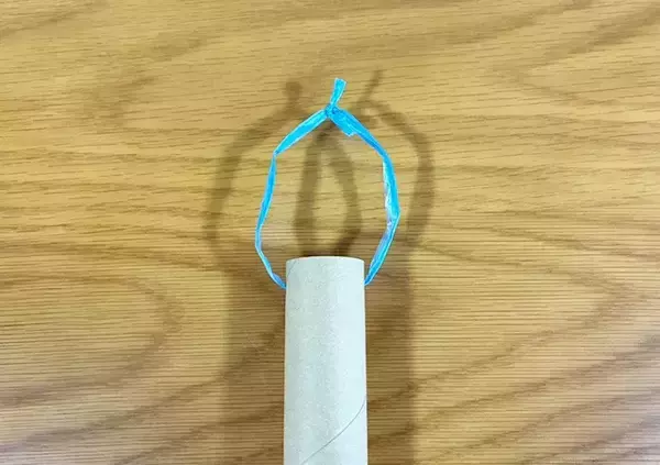 「捨てないでよかった！　アルミホイルの芯に穴を開けると…「めっちゃ便利」【収納技】」の画像