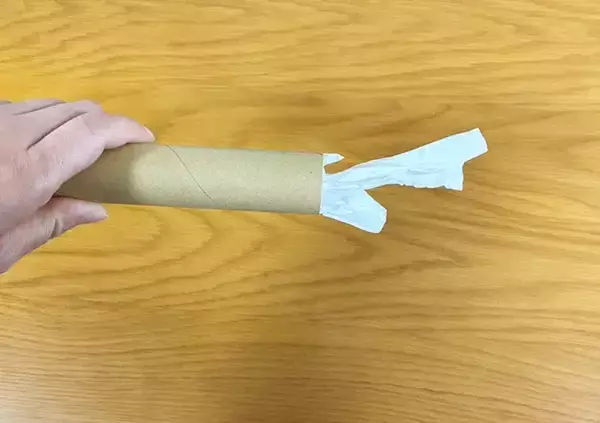 「捨てないでよかった！　アルミホイルの芯に穴を開けると…「めっちゃ便利」【収納技】」の画像