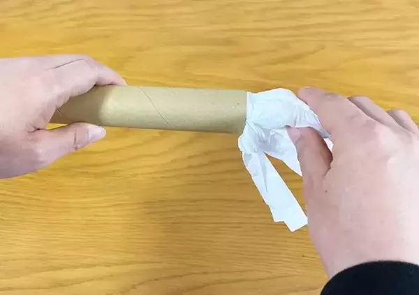 「捨てないでよかった！　アルミホイルの芯に穴を開けると…「めっちゃ便利」【収納技】」の画像