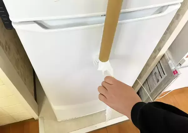 「捨てないでよかった！　アルミホイルの芯に穴を開けると…「めっちゃ便利」【収納技】」の画像