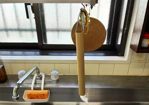 「捨てないでよかった！　アルミホイルの芯に穴を開けると…「めっちゃ便利」【収納技】」の画像