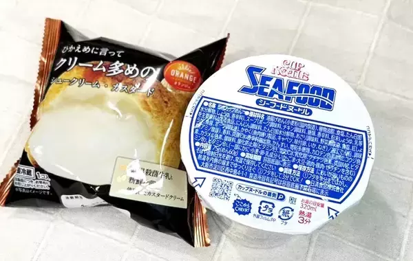 「シーフードヌードルの斬新すぎる食べ方　丸々1個入れたのが…「ウソでしょ」「意外とうまそう」」の画像