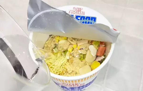 「シーフードヌードルの斬新すぎる食べ方　丸々1個入れたのが…「ウソでしょ」「意外とうまそう」」の画像