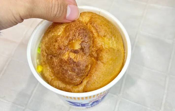 シーフードヌードルの斬新すぎる食べ方　丸々1個入れたのが…「ウソでしょ」「意外とうまそう」