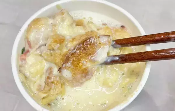 「シーフードヌードルの斬新すぎる食べ方　丸々1個入れたのが…「ウソでしょ」「意外とうまそう」」の画像