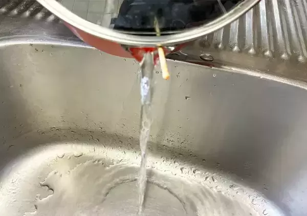 「つまようじ1本で家事がラクに！　便利すぎる活用法に「時短になった」「きれいに保ってる」」の画像