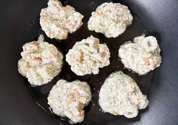 「「豆腐×ちくわ」混ぜて焼くだけ！　包丁不要の『節約おかず』が家族にヒット【10分レシピ】」の画像