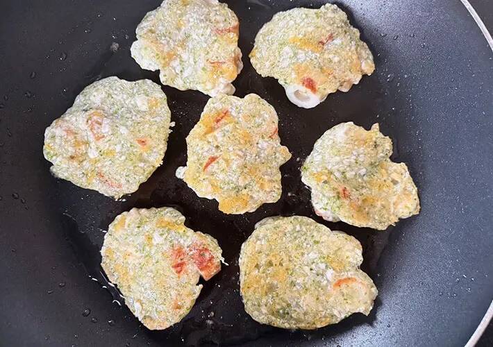 「豆腐×ちくわ」混ぜて焼くだけ！　包丁不要の『節約おかず』が家族にヒット【10分レシピ】