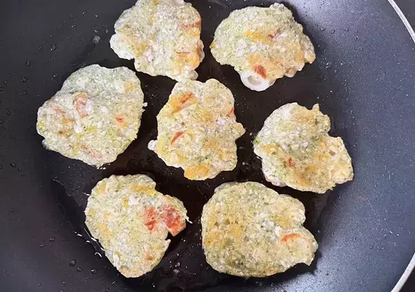 「「豆腐×ちくわ」混ぜて焼くだけ！　包丁不要の『節約おかず』が家族にヒット【10分レシピ】」の画像