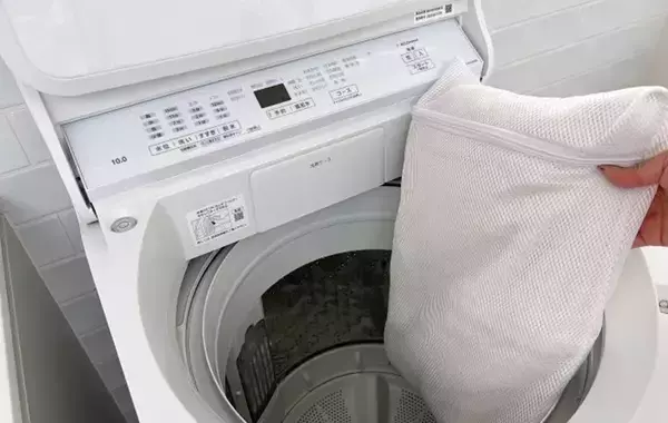 「水着とタオルは一緒に洗う？分ける？　洗濯研究家の「気になる答え」は…」の画像