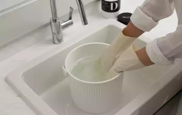 「水着とタオルは一緒に洗う？分ける？　洗濯研究家の「気になる答え」は…」の画像