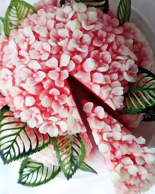 「スイカを２つに切って…　完成品に「魔法がかかったみたい」「すごい発想」」の画像