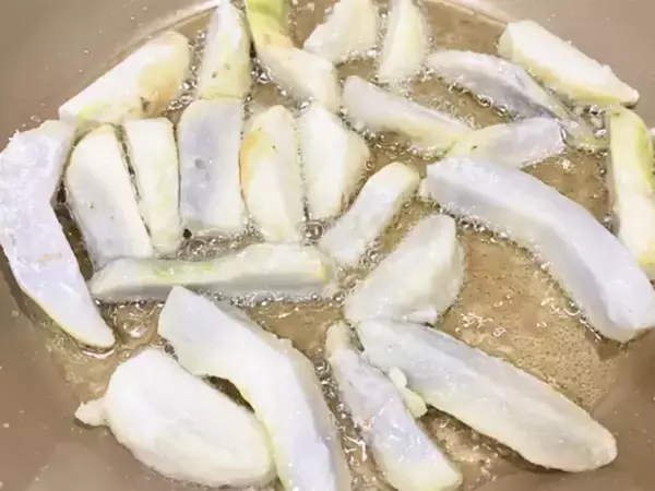 里芋が化けた！　レンチンして切った後に…？「息子がずっと食べてる」【マンネリ打破レシピ】