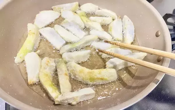 「里芋が化けた！　レンチンして切った後に…？「息子がずっと食べてる」【マンネリ打破レシピ】」の画像