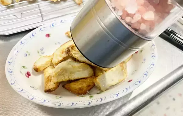 「里芋が化けた！　レンチンして切った後に…？「息子がずっと食べてる」【マンネリ打破レシピ】」の画像