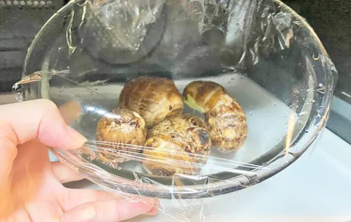 里芋が化けた！　レンチンして切った後に…？「息子がずっと食べてる」【マンネリ打破レシピ】