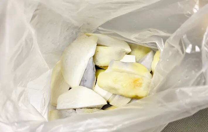 里芋が化けた！　レンチンして切った後に…？「息子がずっと食べてる」【マンネリ打破レシピ】