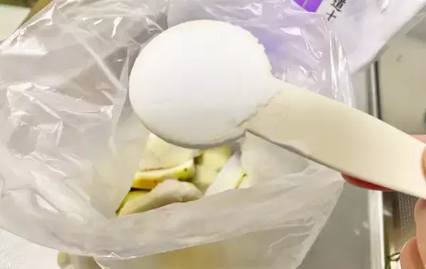 「里芋が化けた！　レンチンして切った後に…？「息子がずっと食べてる」【マンネリ打破レシピ】」の画像