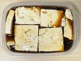 「チーズと豆腐が茶色に染まる　さっぱり風味の『調味料』に一晩漬けてみたら…」の画像1