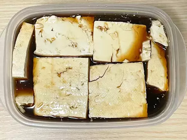チーズと豆腐が茶色に染まる　さっぱり風味の『調味料』に一晩漬けてみたら…