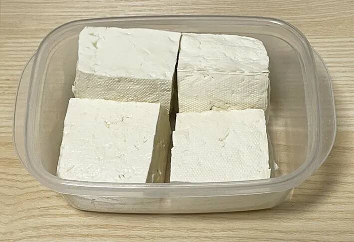 チーズと豆腐が茶色に染まる　さっぱり風味の『調味料』に一晩漬けてみたら…