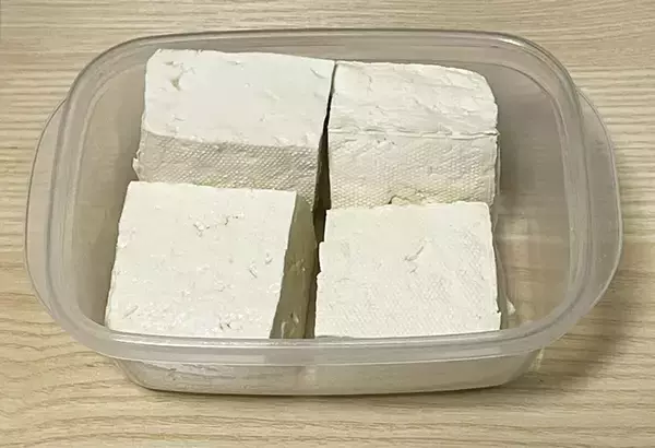 「チーズと豆腐が茶色に染まる　さっぱり風味の『調味料』に一晩漬けてみたら…」の画像