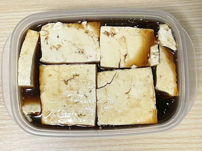 チーズと豆腐が茶色に染まる　さっぱり風味の『調味料』に一晩漬けてみたら…