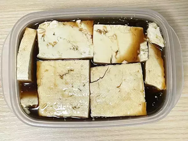 「チーズと豆腐が茶色に染まる　さっぱり風味の『調味料』に一晩漬けてみたら…」の画像