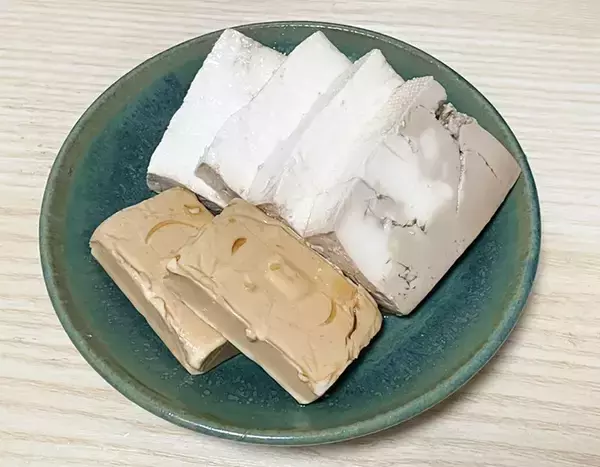 「チーズと豆腐が茶色に染まる　さっぱり風味の『調味料』に一晩漬けてみたら…」の画像