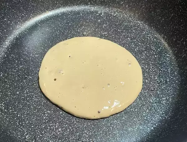 「ホットケーキミックスにコーヒーをたっぷり注ぐ　フライパンで焼いてみたら…」の画像