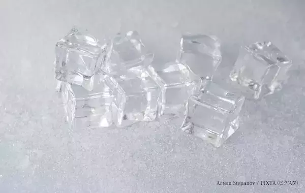 「家で作った氷、白っぽいのはなぜ？　なるべく透明にするコツは」の画像